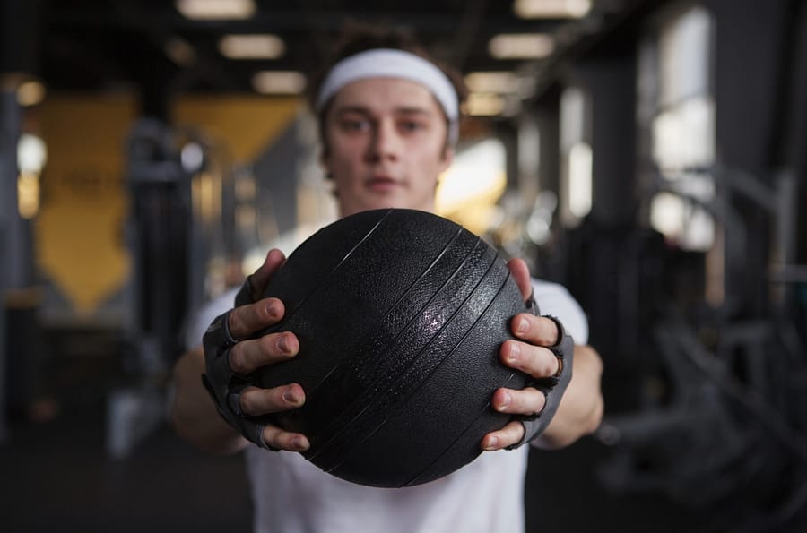 Teilnehmer trainiert mit Kettlebell beim funktionellen Training im CSG Koblenz.